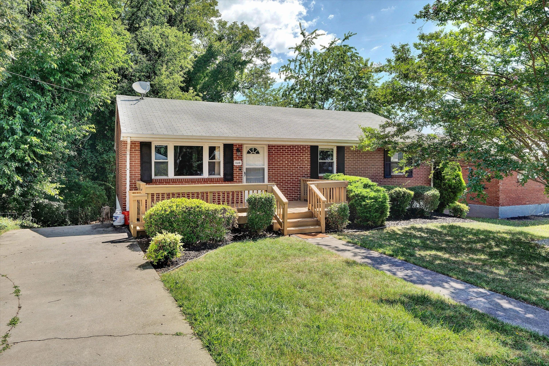 1008 Rosemary AVE SE - Photo 5