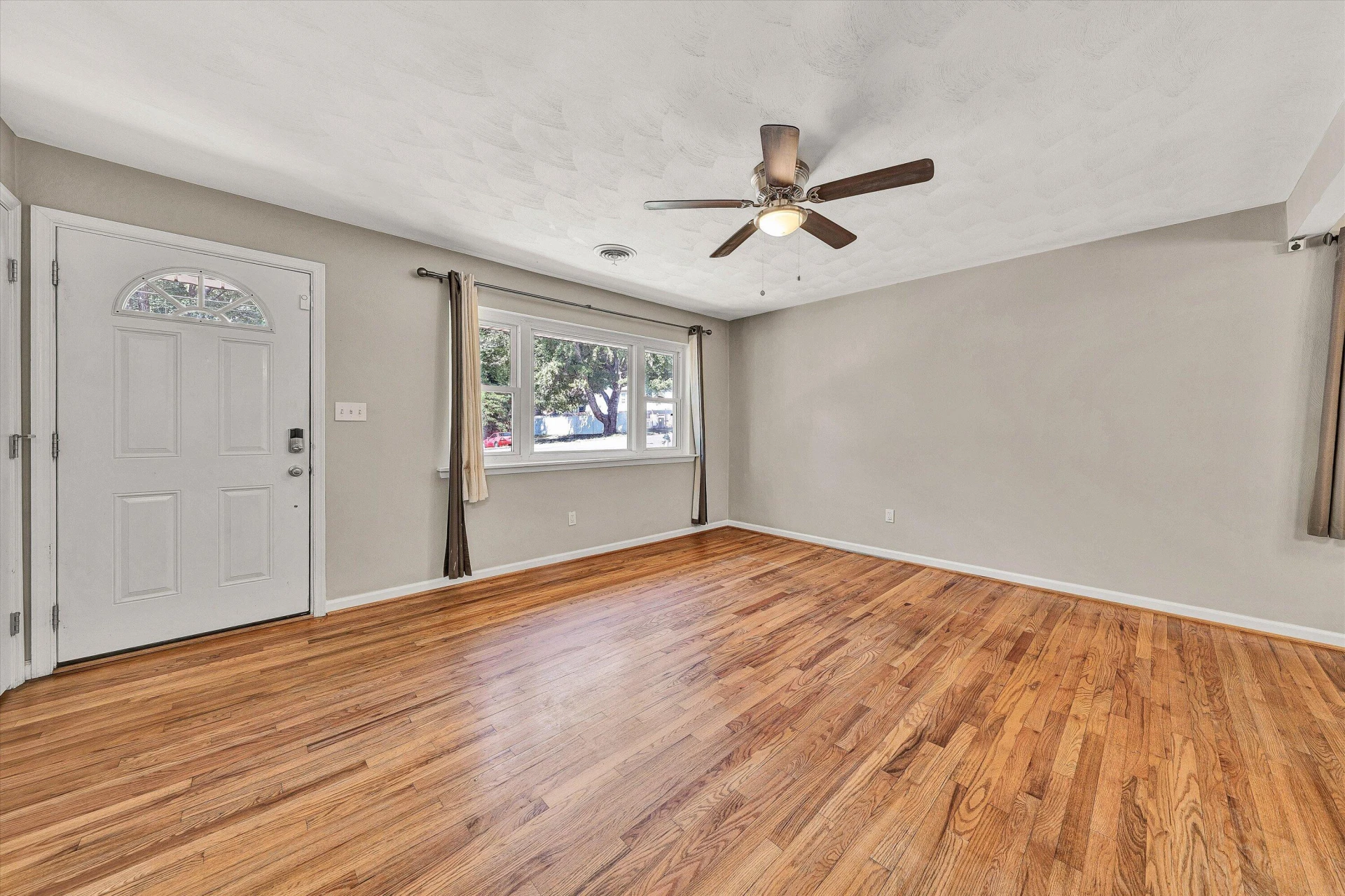 1008 Rosemary AVE SE - Photo 6