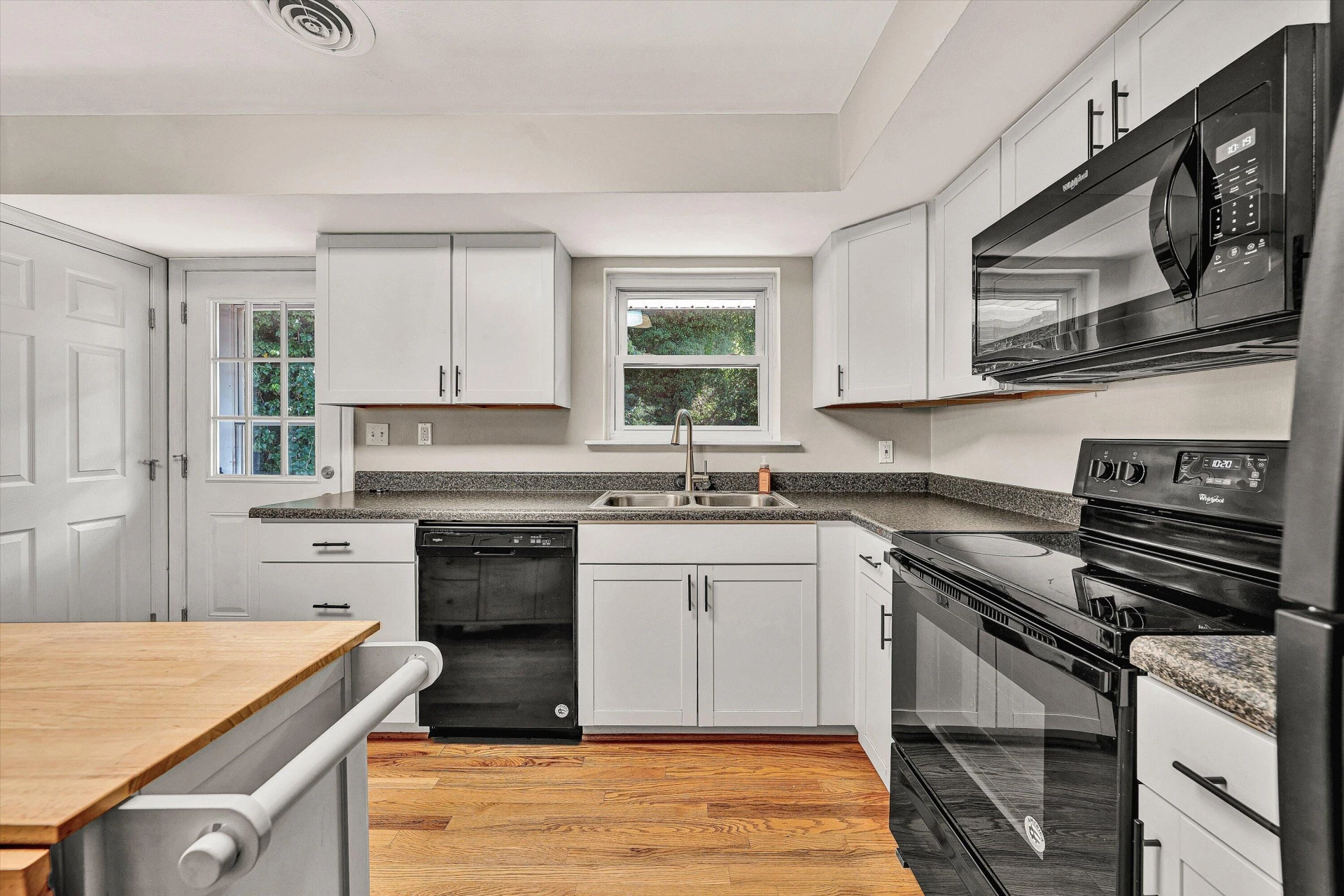 1008 Rosemary AVE SE - Photo 9
