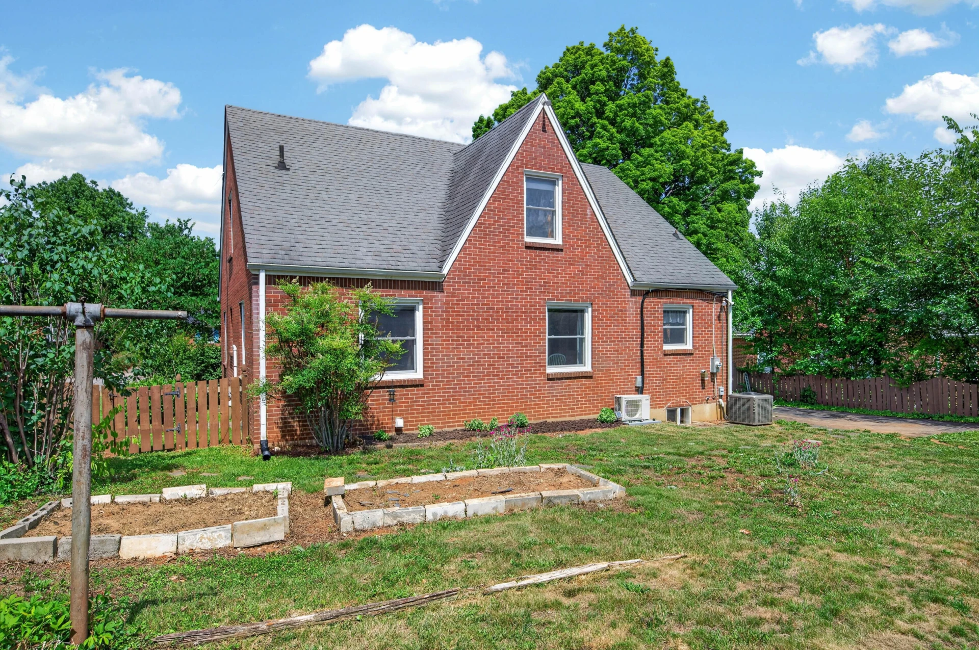 5214 Woodbury ST NW - Photo 14