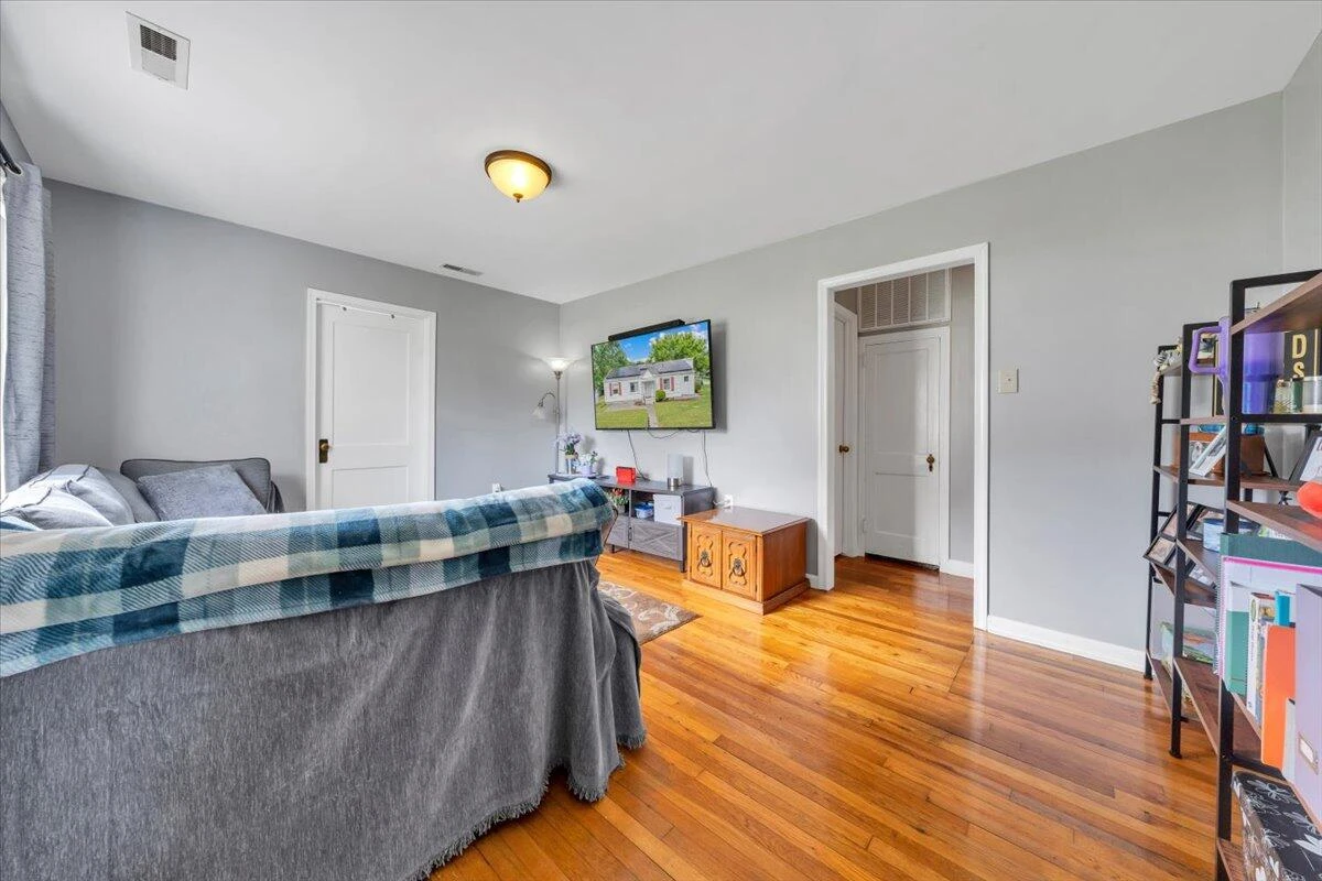 5103 Woodlawn RD NW - Photo 2
