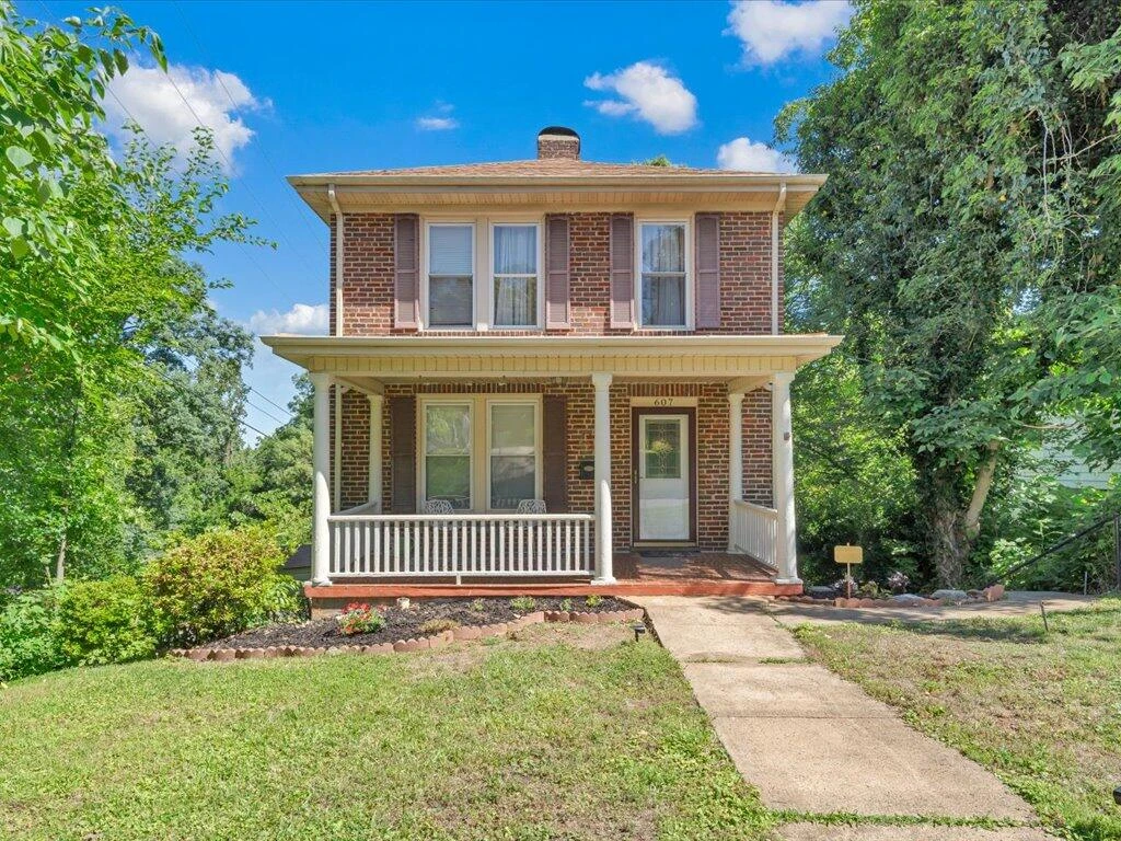 607 Watt ST - Photo 2
