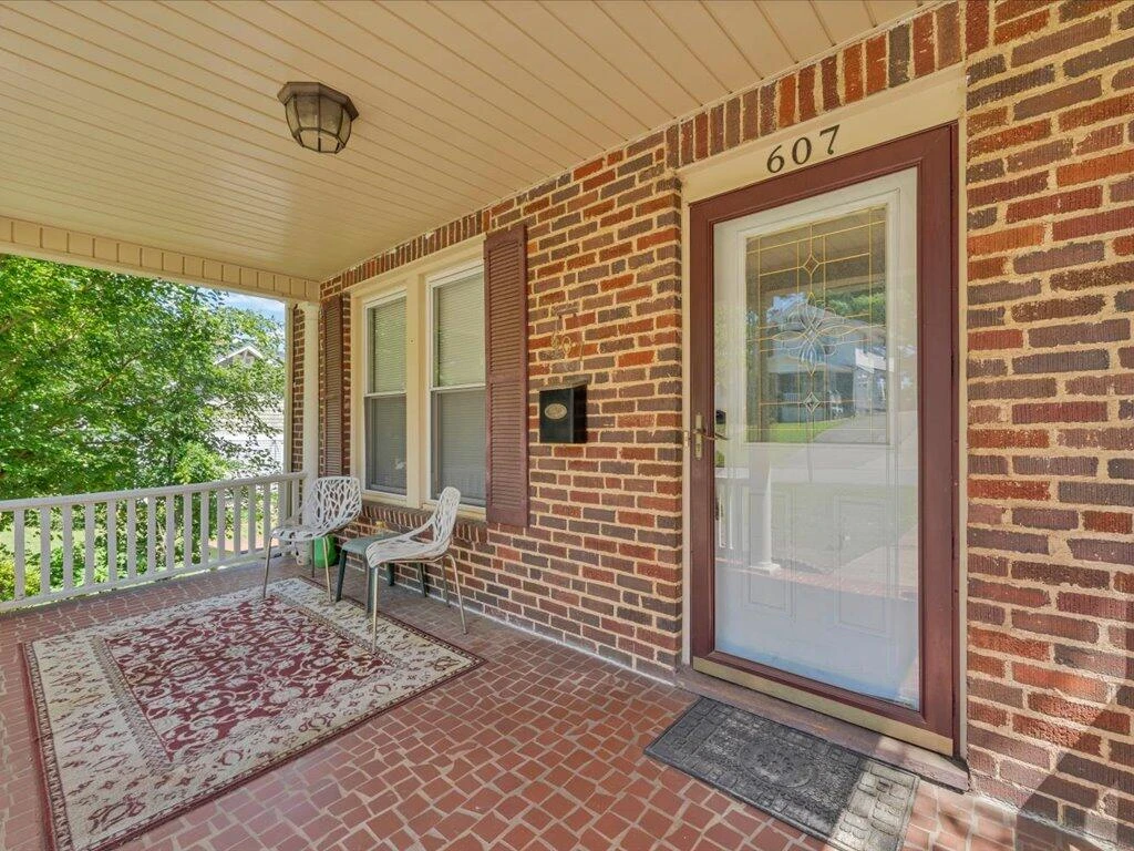 607 Watt ST - Photo 3