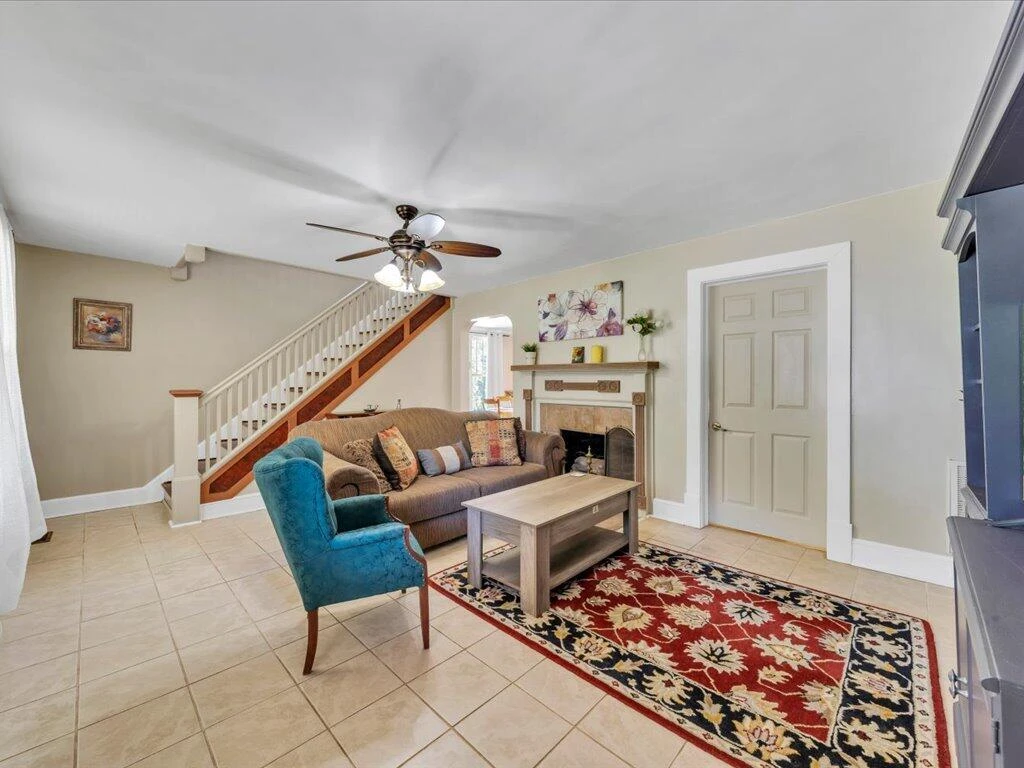 607 Watt ST - Photo 4