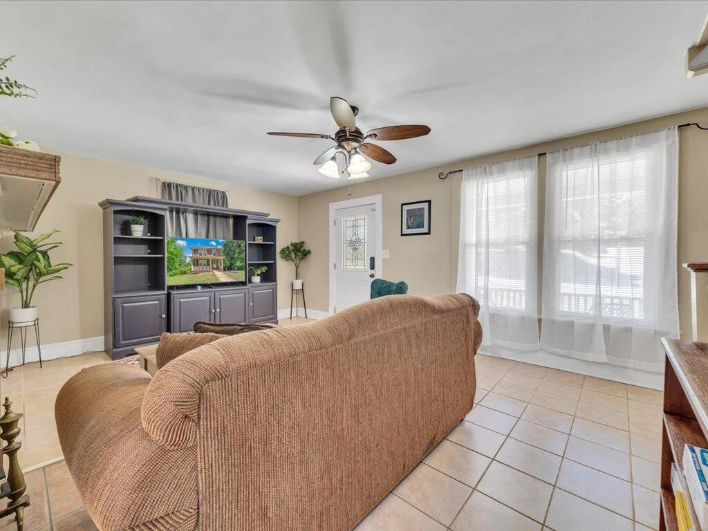 607 Watt ST - Photo 6