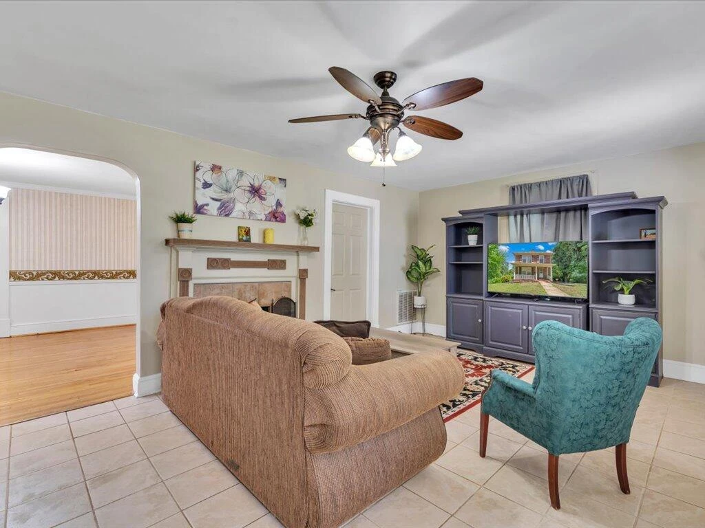 607 Watt ST - Photo 8