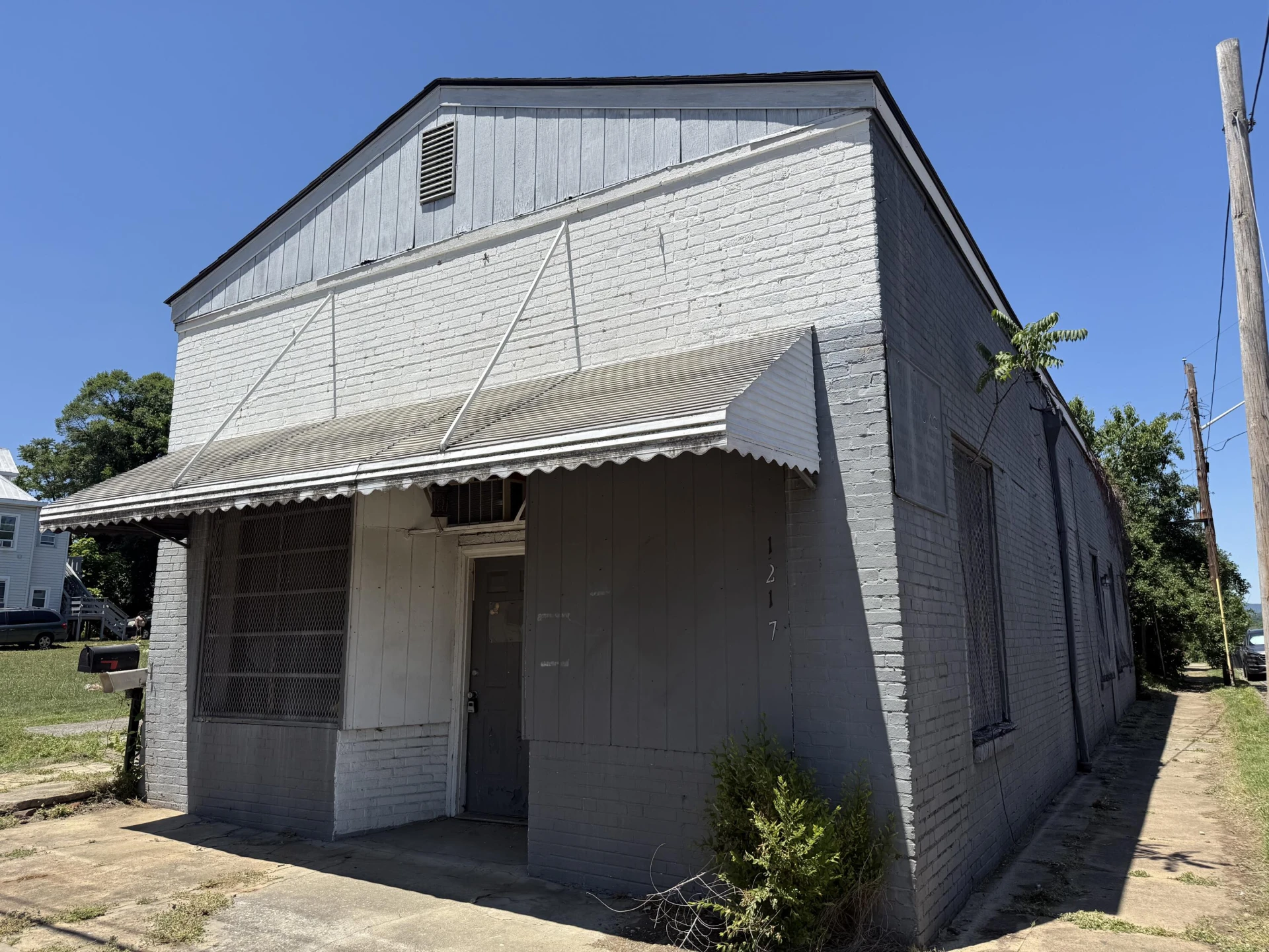 1217 Salem AVE SW - Photo 2