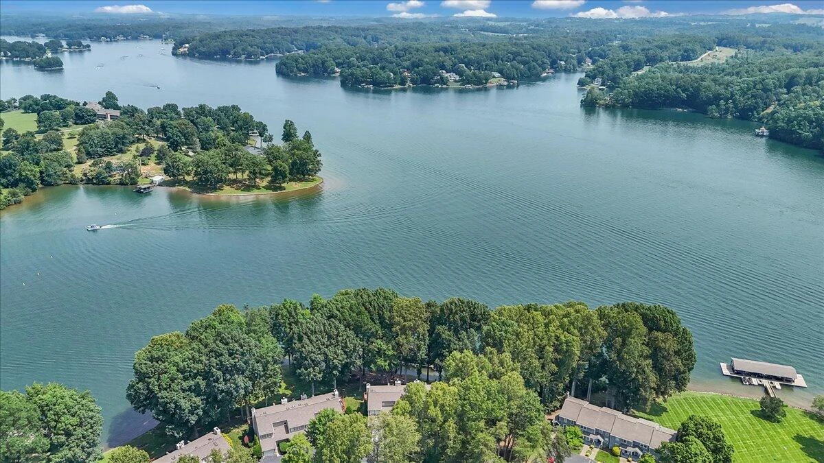 60 Windlass Pointe DR