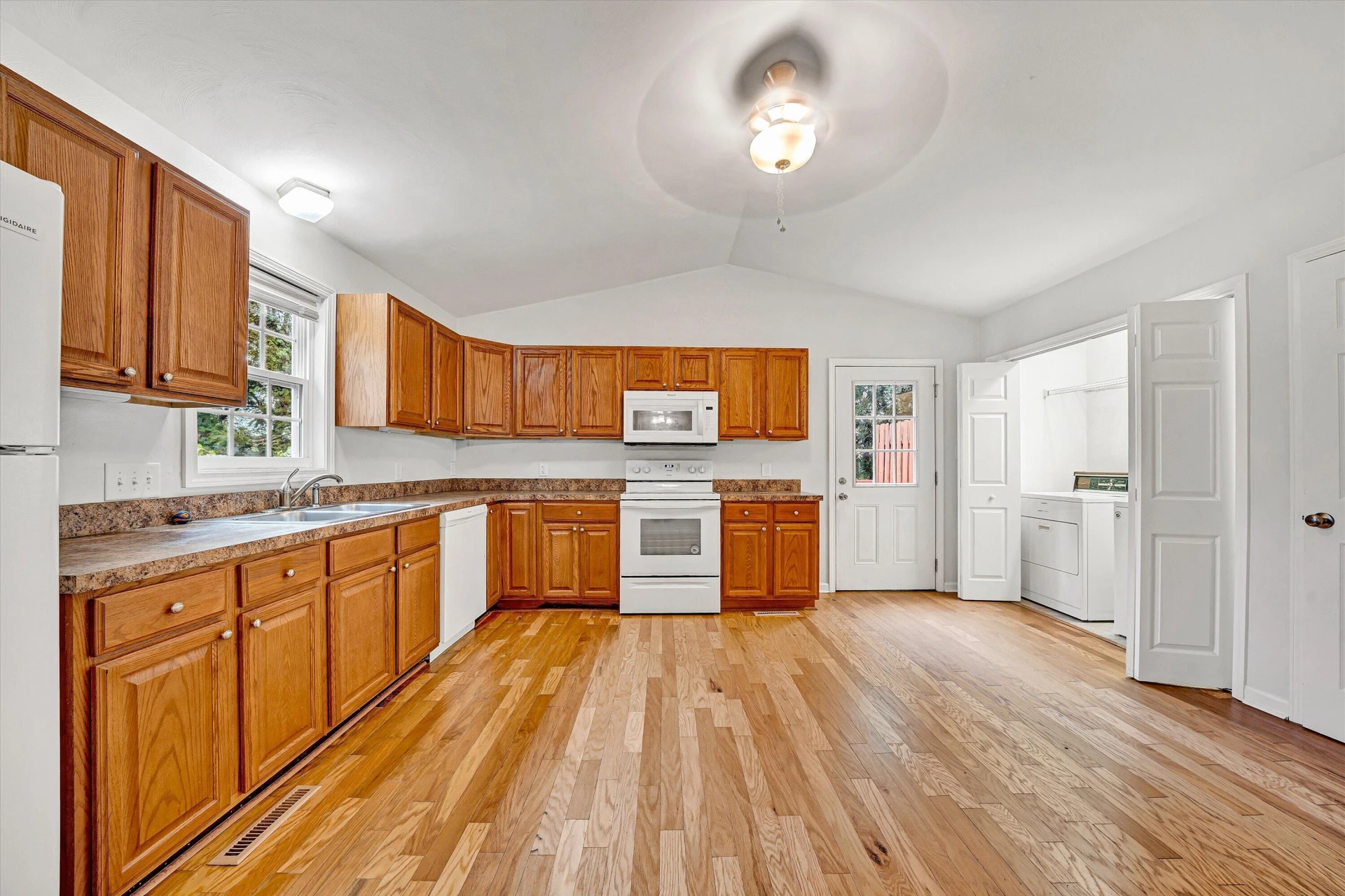 3215 Maplelawn AVE NW - Photo 10