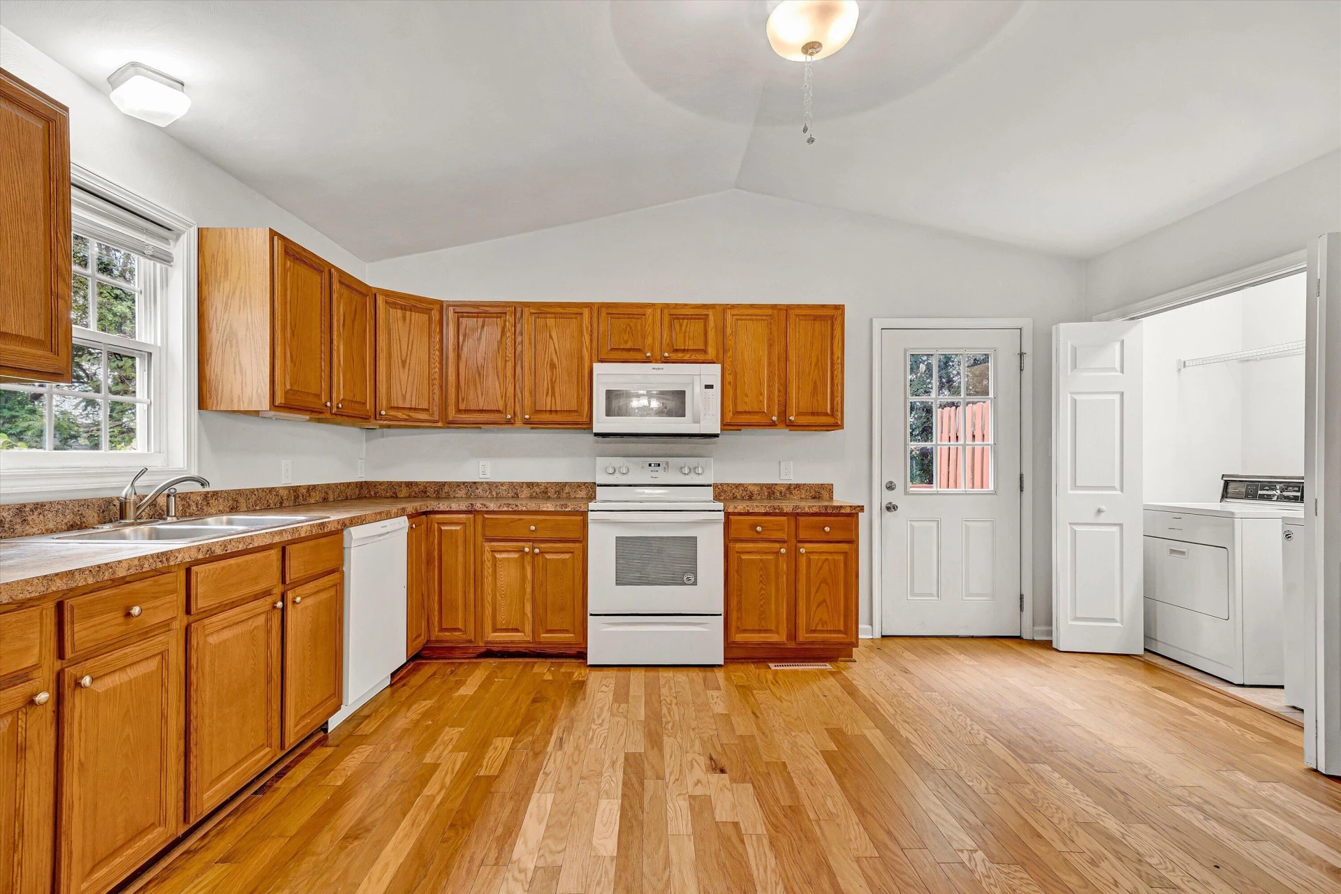 3215 Maplelawn AVE NW - Photo 11