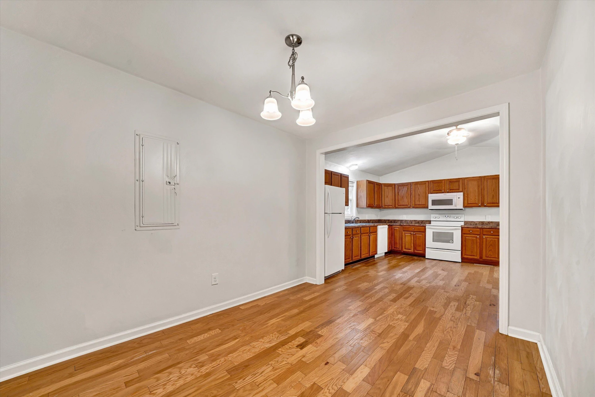 3215 Maplelawn AVE NW - Photo 8
