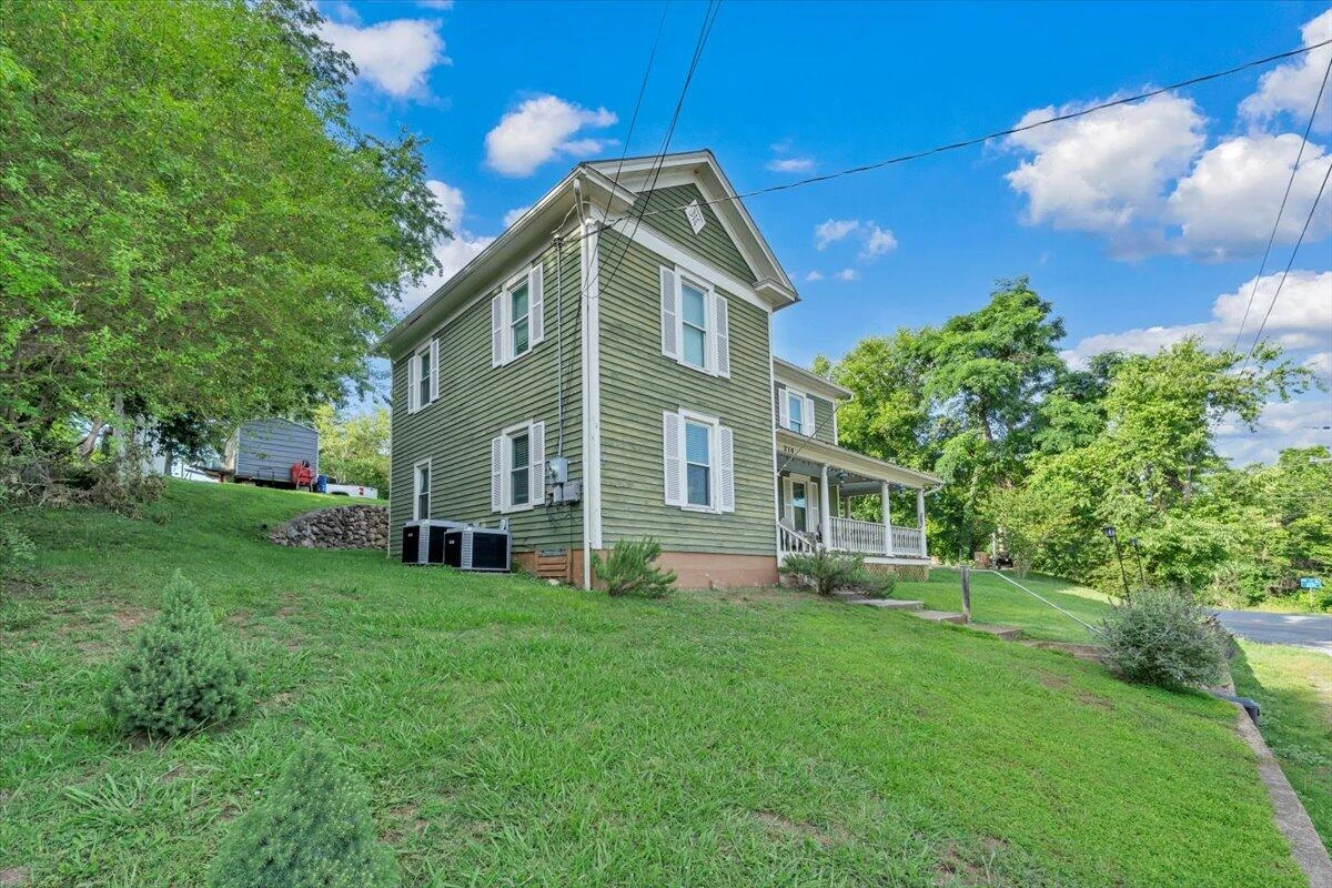 214 1st ST - Photo 34