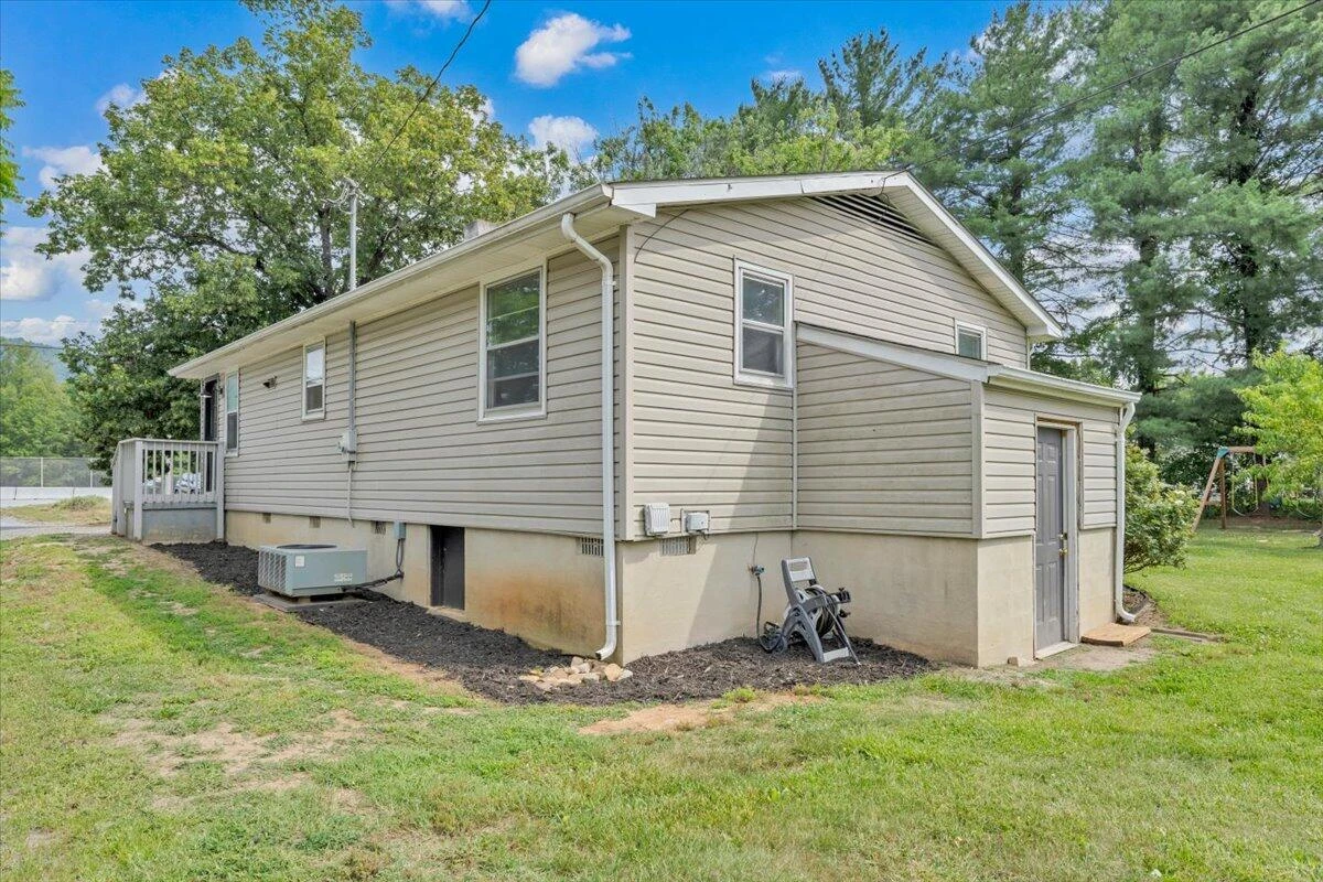 1383 Colonial RD - Photo 15