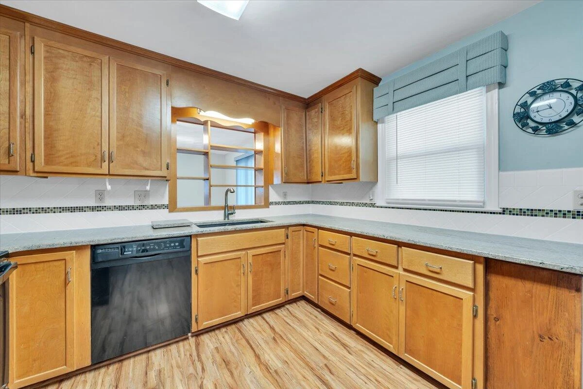 55 Tyree ST - Photo 10