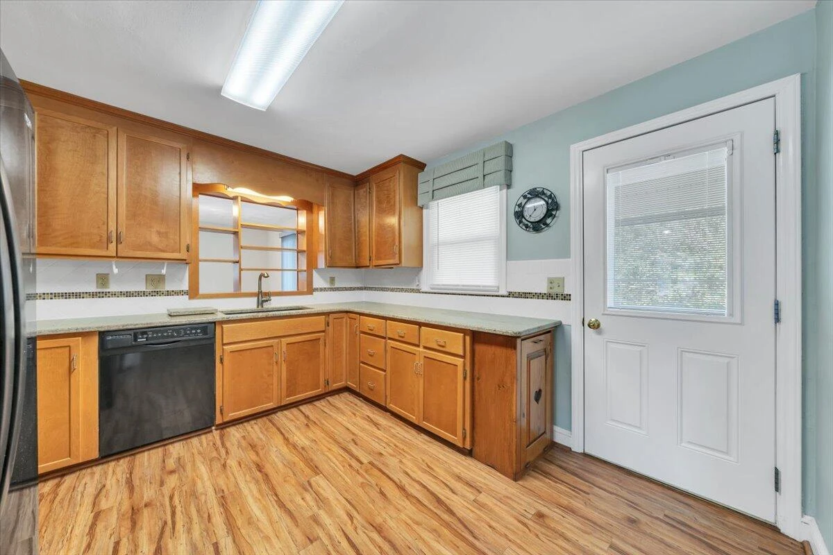 55 Tyree ST - Photo 9