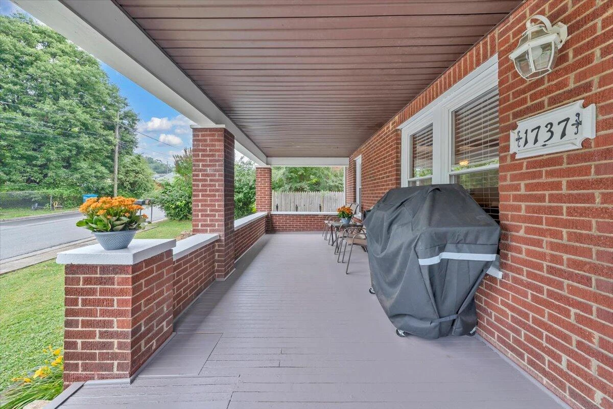 1737 16th ST SE - Photo 3