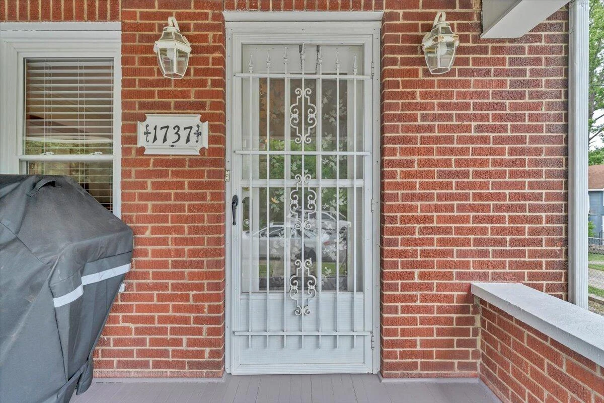 1737 16th ST SE - Photo 4