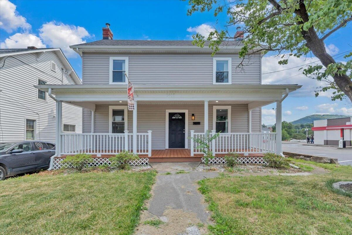 1415 Jamison AVE SE - Photo 2