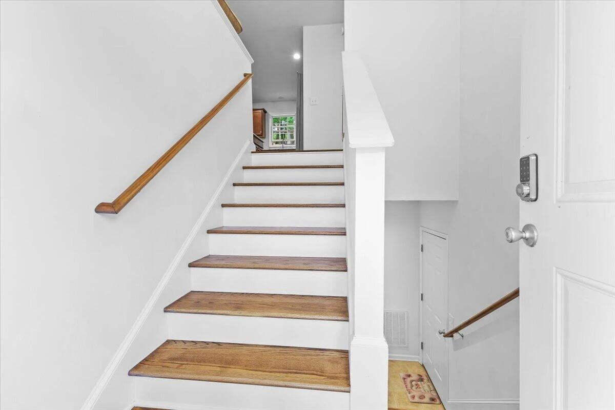 1048 Saint Clair LN - Photo 2