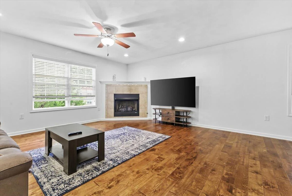 1048 Saint Clair LN - Photo 3