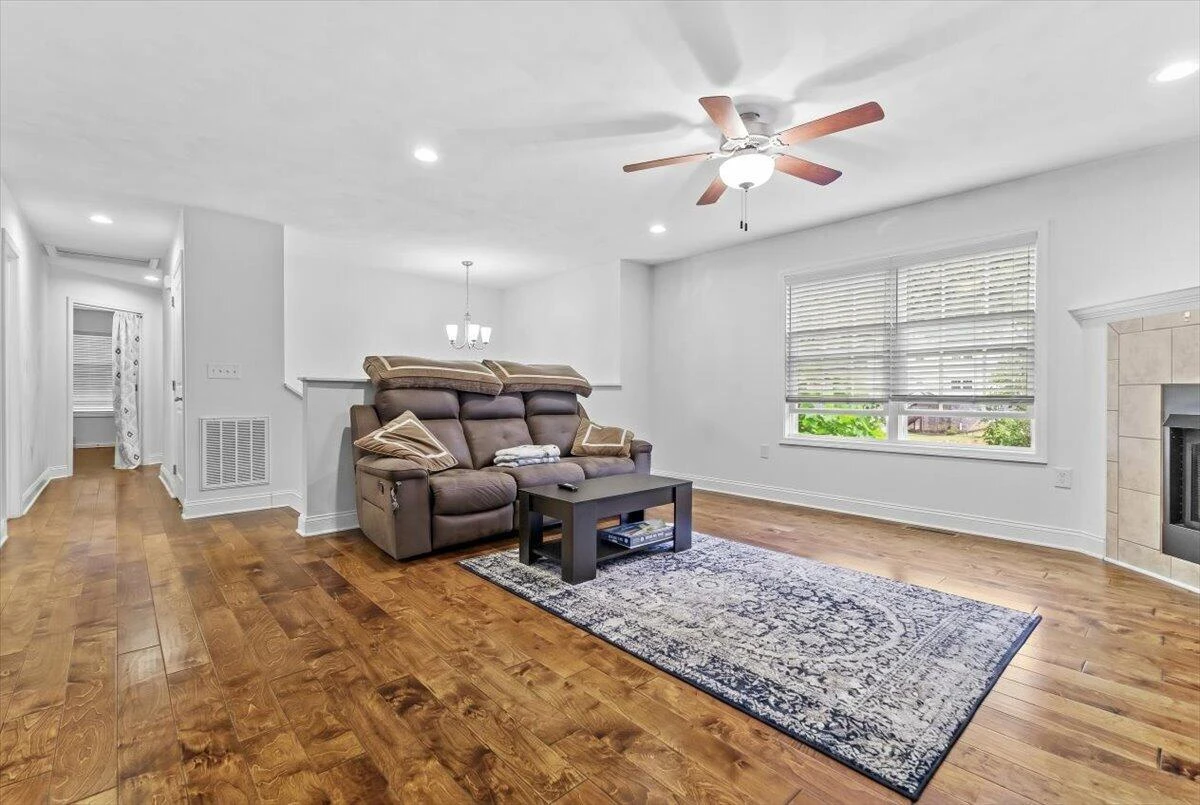 1048 Saint Clair LN - Photo 4