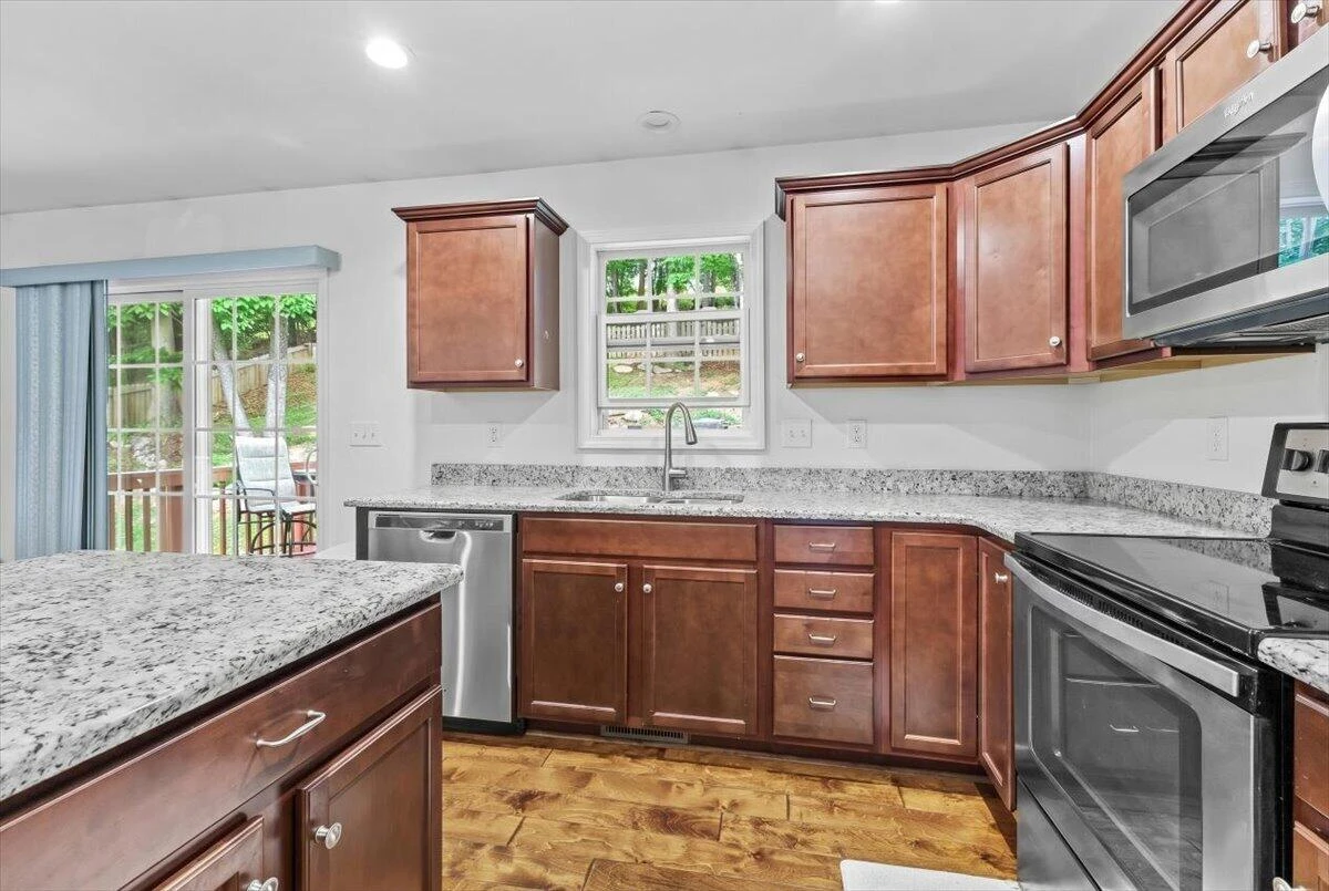 1048 Saint Clair LN - Photo 8