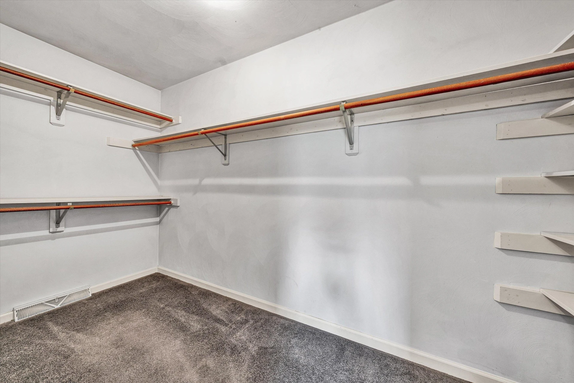 1030 Windhurst DR - Photo 16