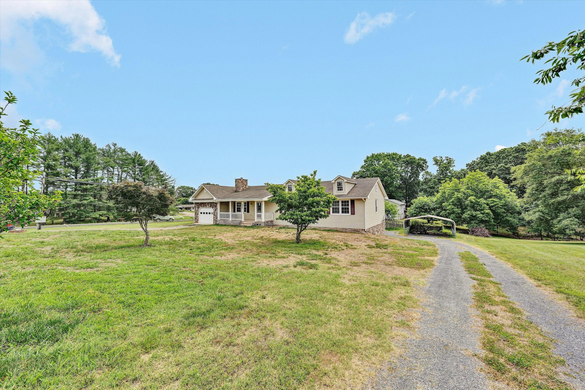 1030 Windhurst DR - Photo 3