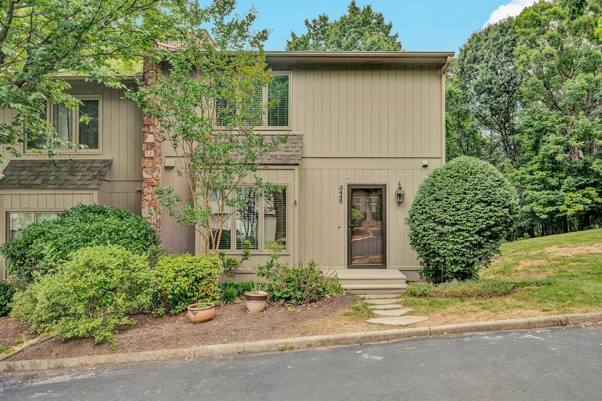 3445 Londonderry CT