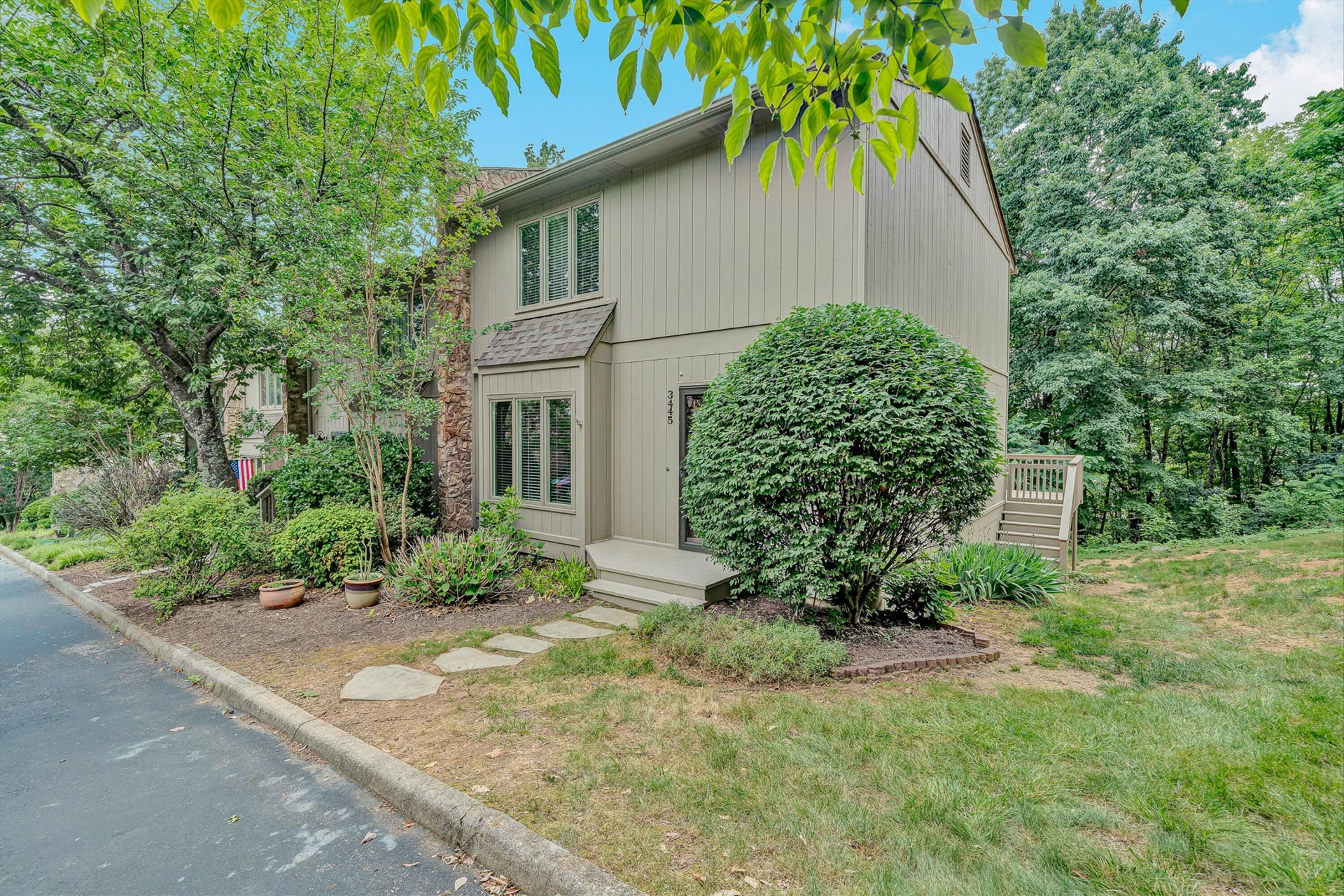 3445 Londonderry CT - Photo 2