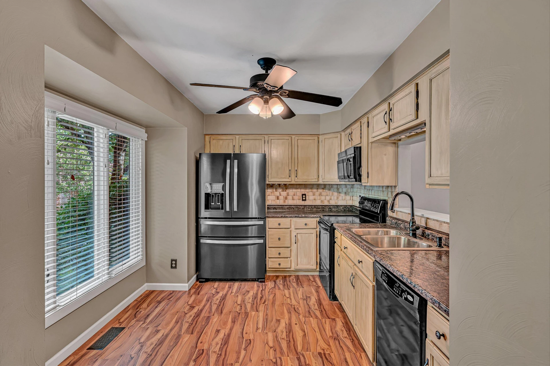 3445 Londonderry CT - Photo 4