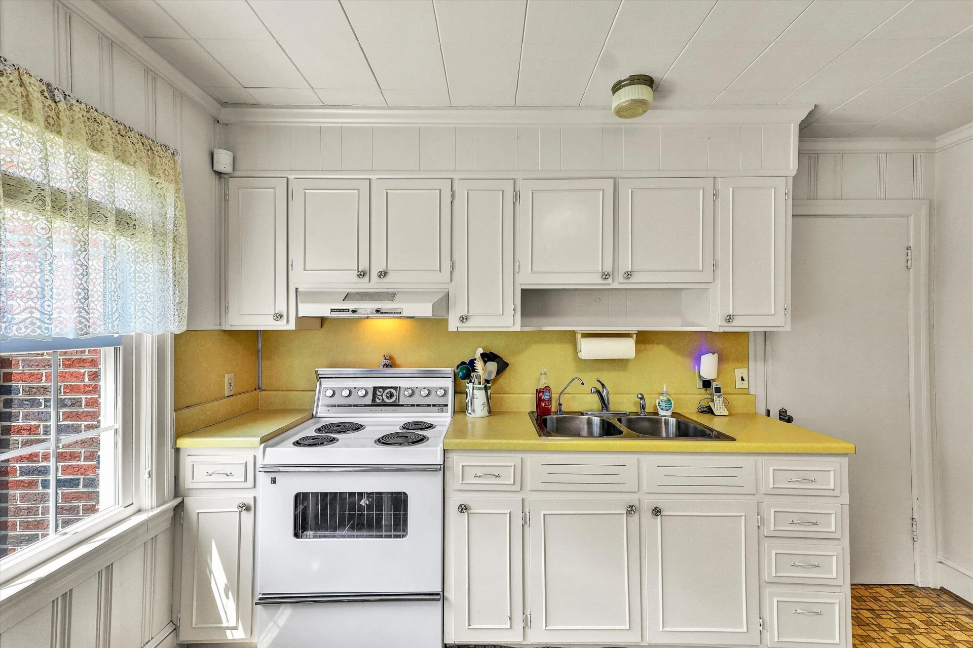225 HILLCREST DR - Photo 17
