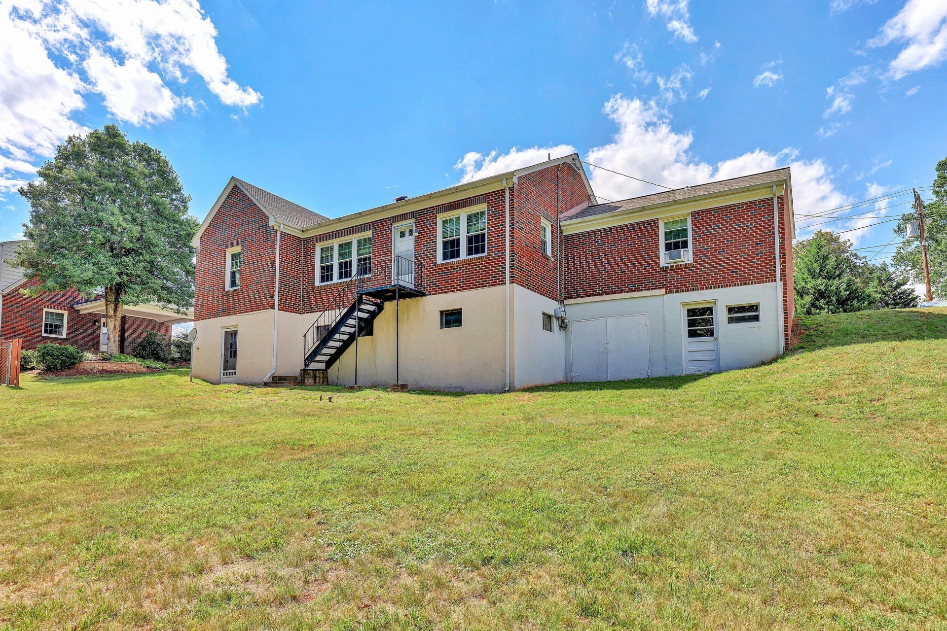 225 HILLCREST DR - Photo 2