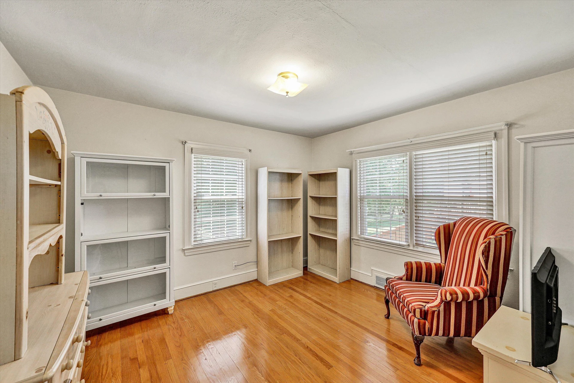 225 HILLCREST DR - Photo 26