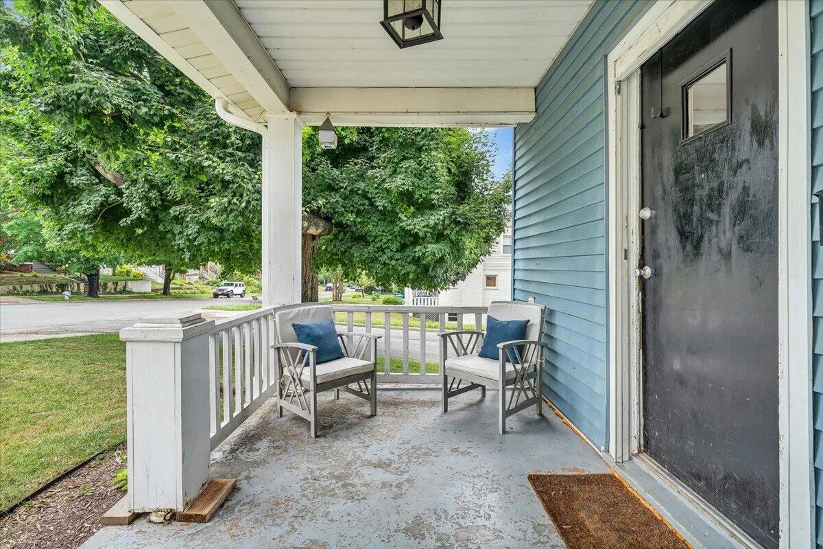 1002 Howbert AVE SW - Photo 2