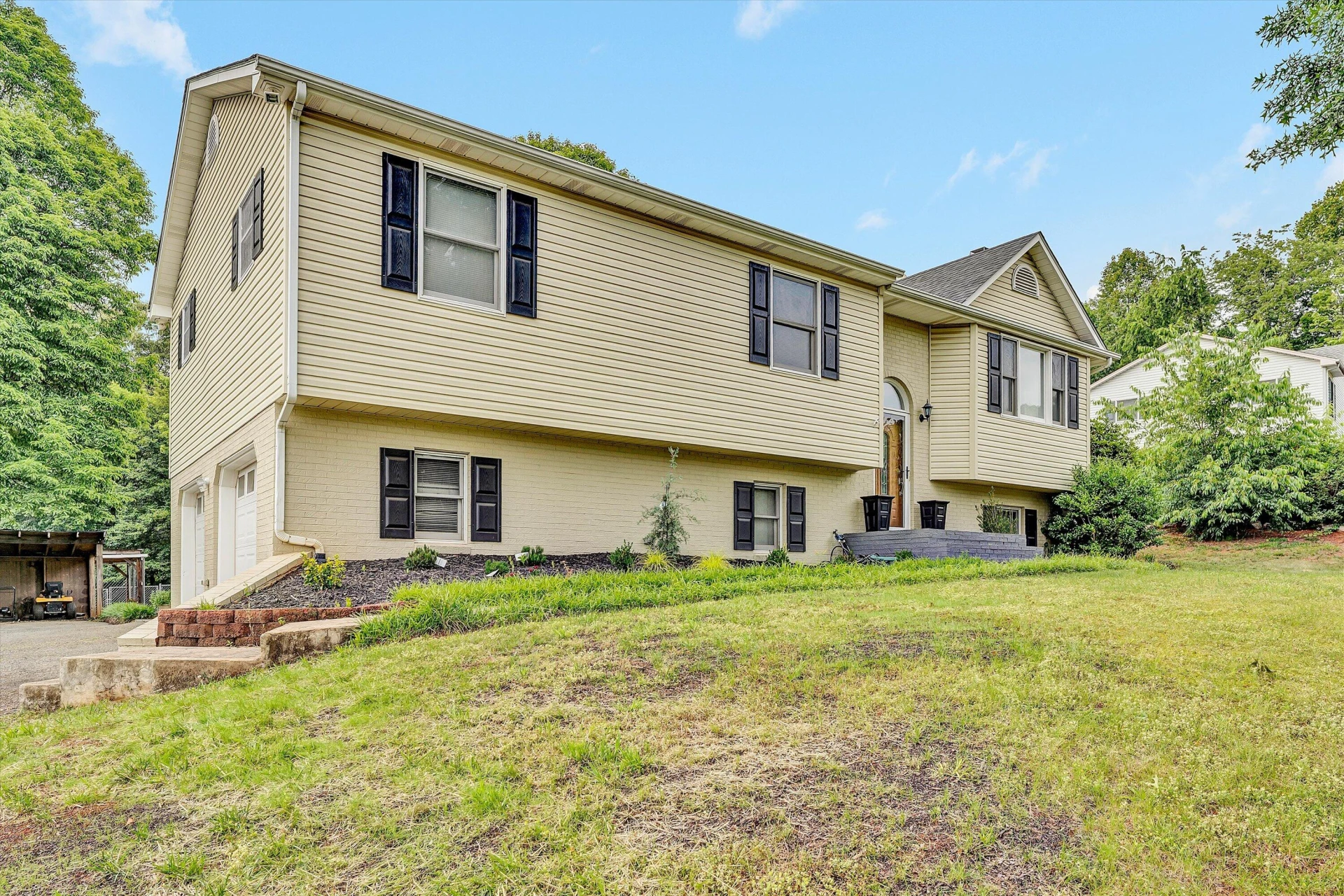 111 Barrington CT - Photo 3