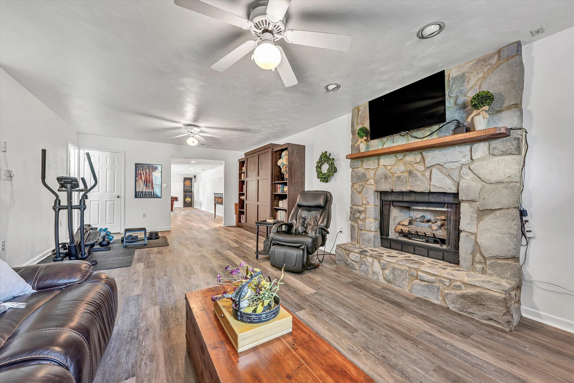111 Barrington CT - Photo 34