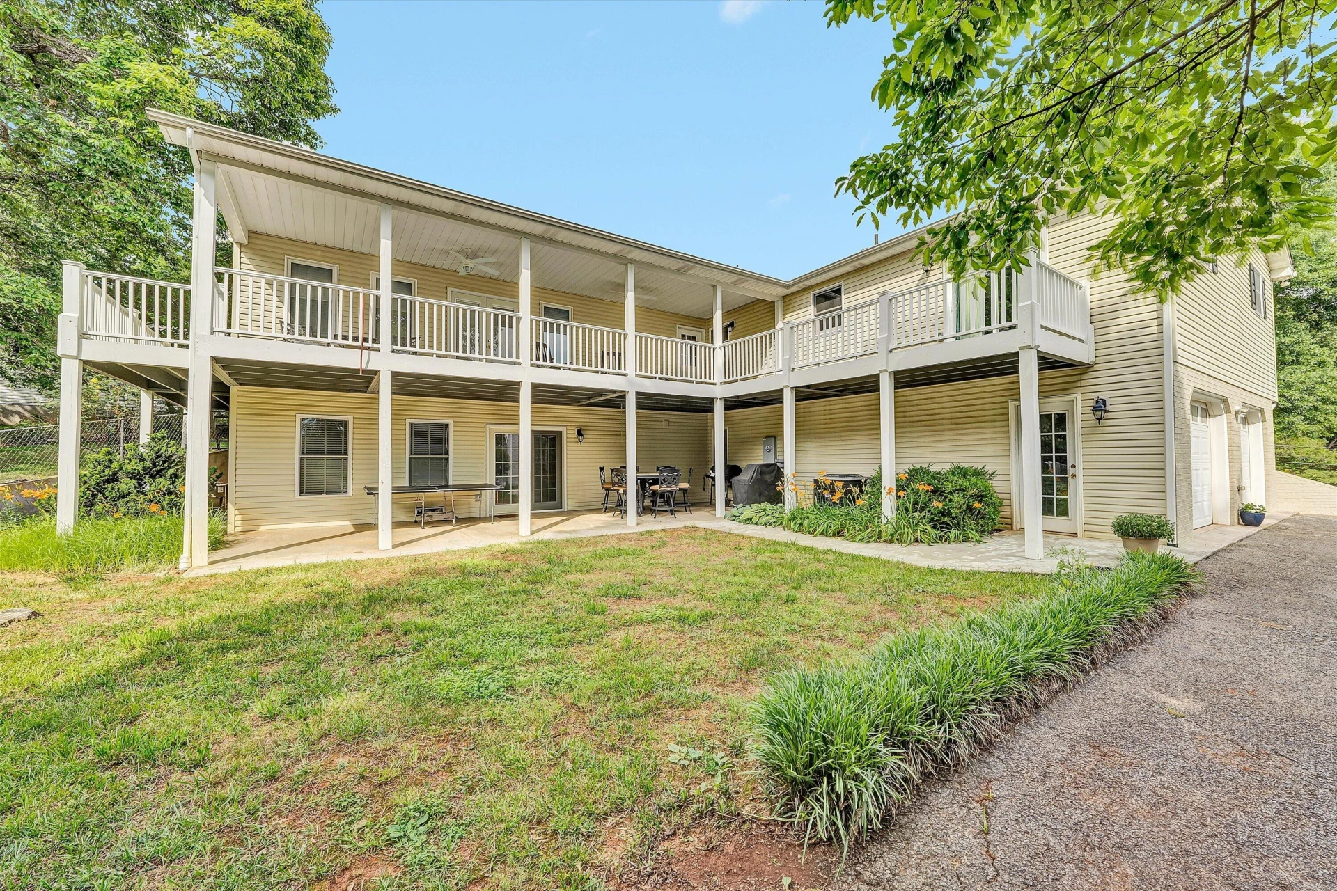 111 Barrington CT - Photo 43