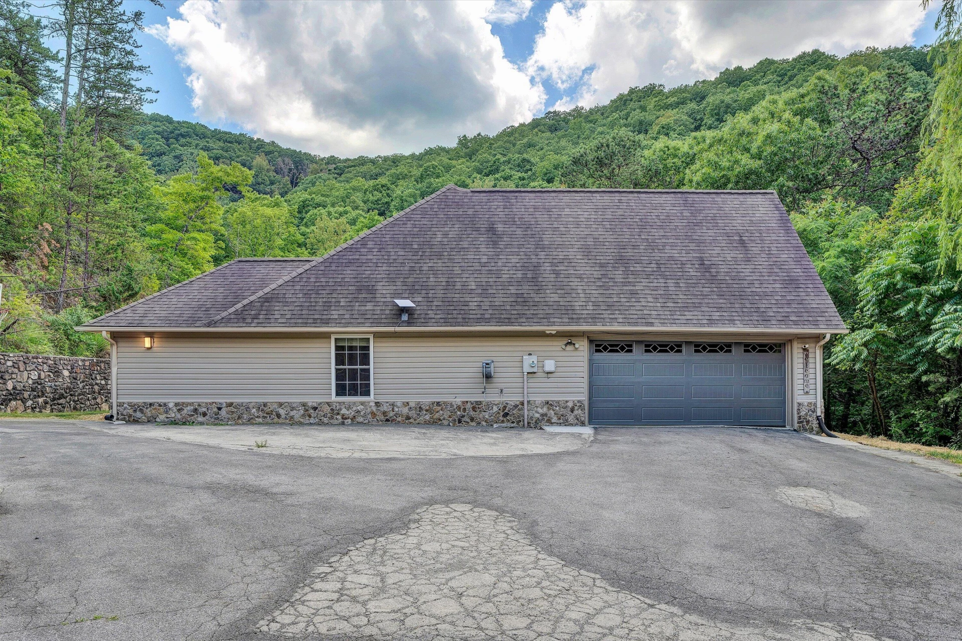 3075 Creekside DR - Photo 3