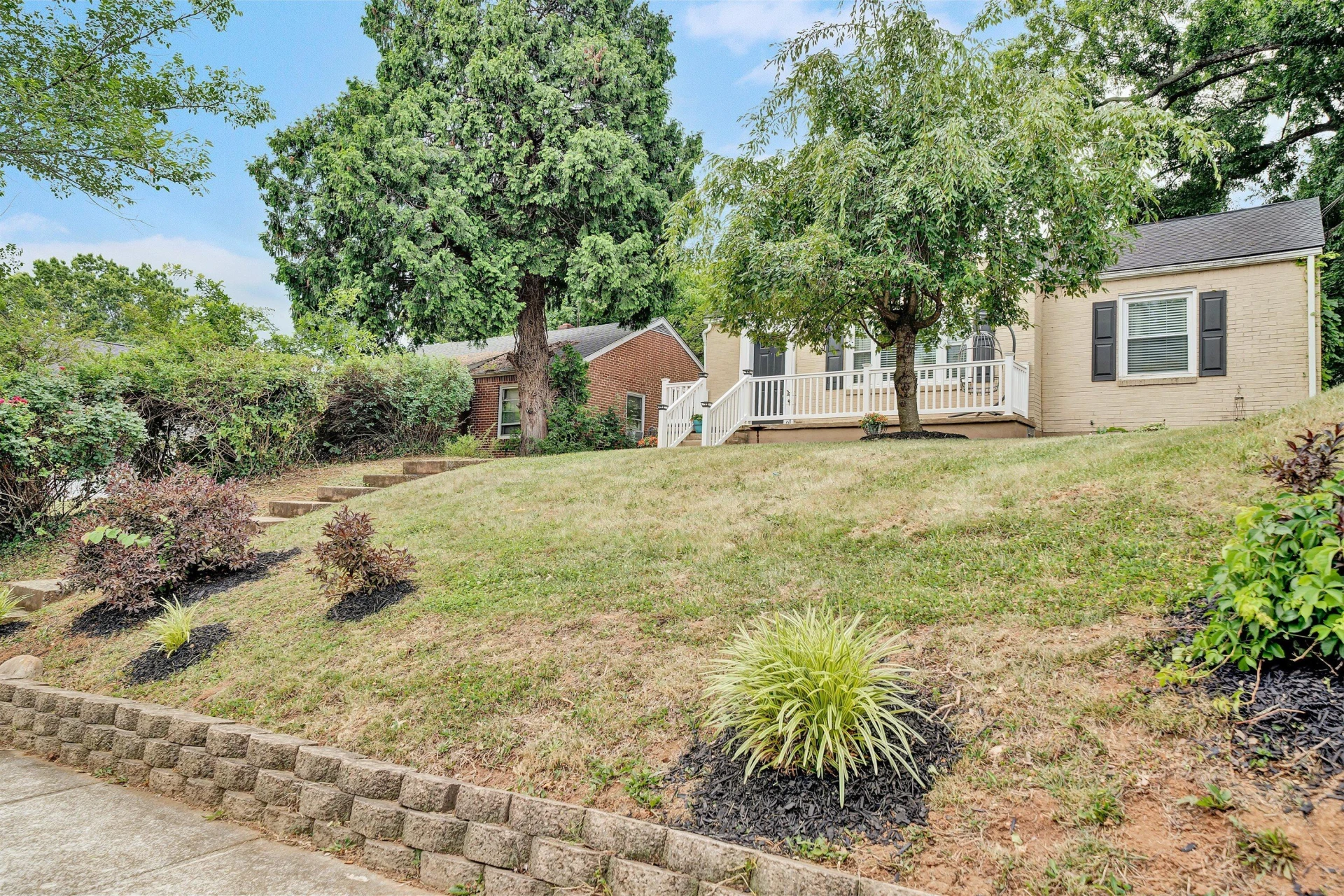 1830 Oxford AVE SW - Photo 3