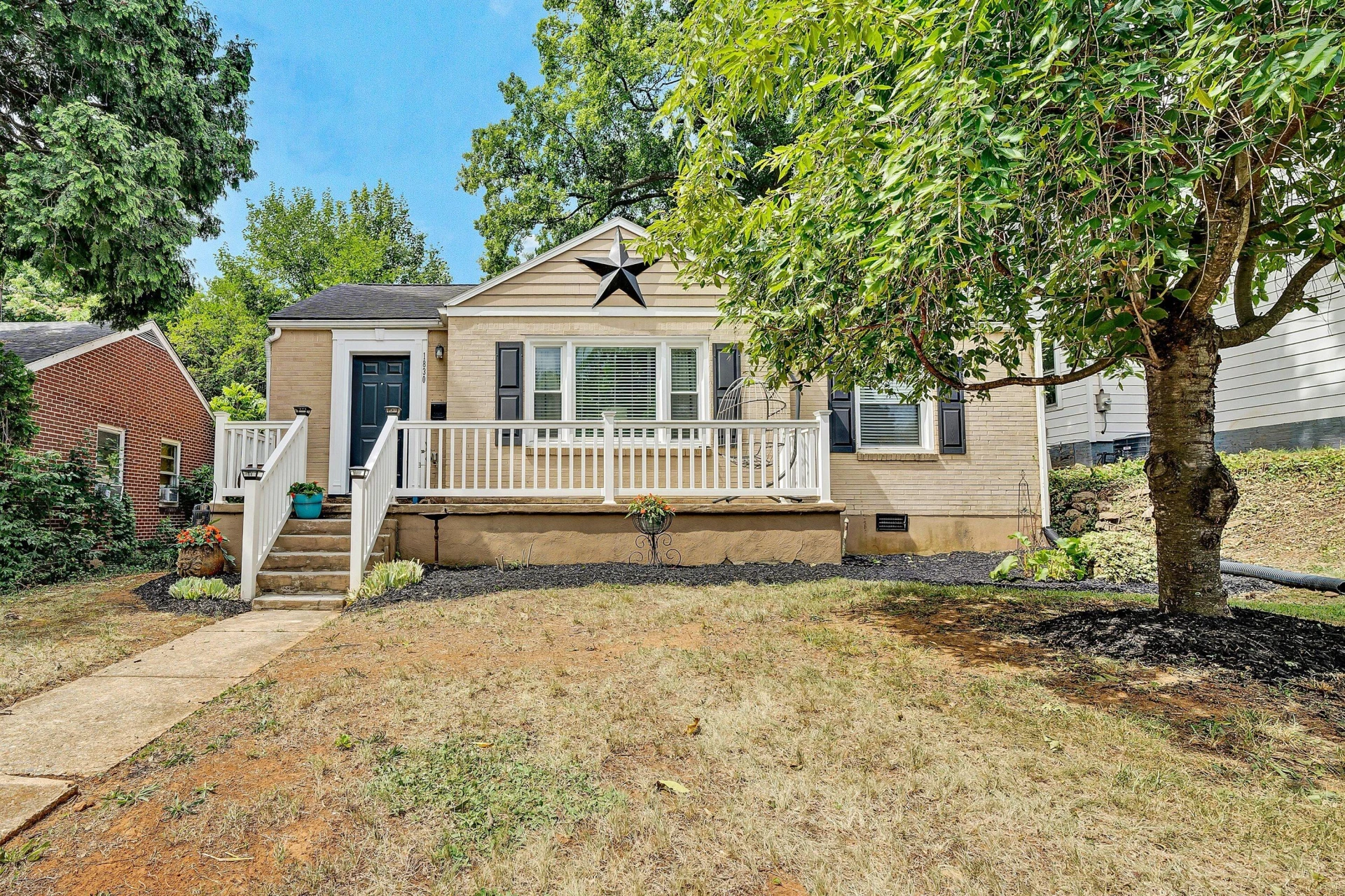 1830 Oxford AVE SW - Photo 4