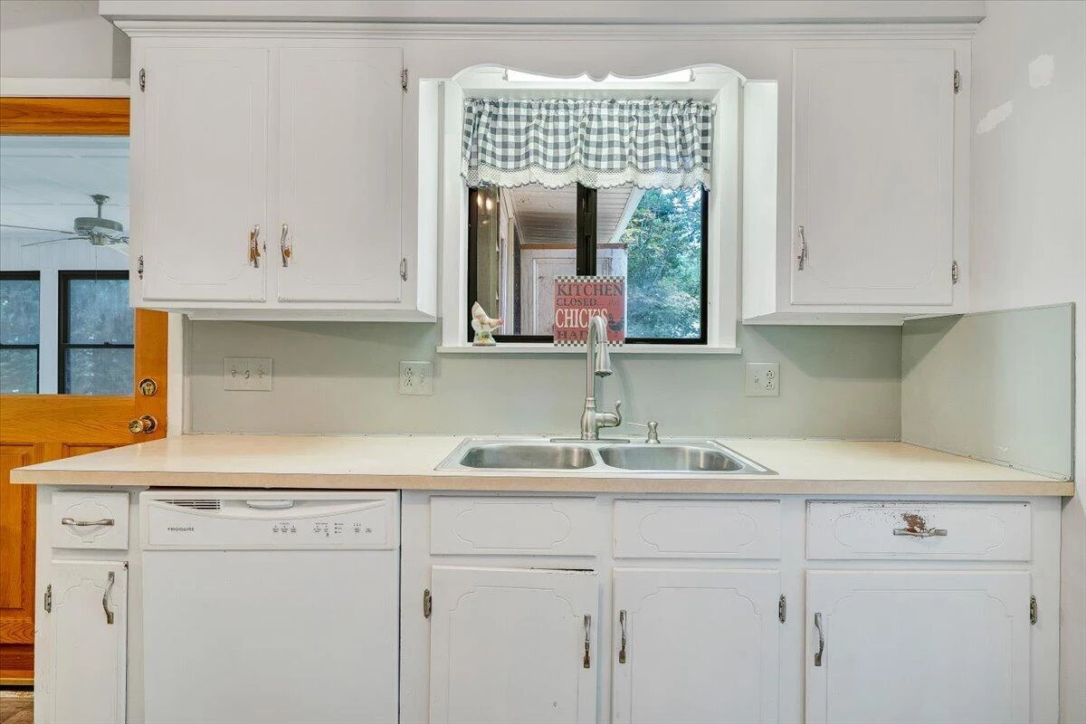 1097 Meadowbrook DR - Photo 11