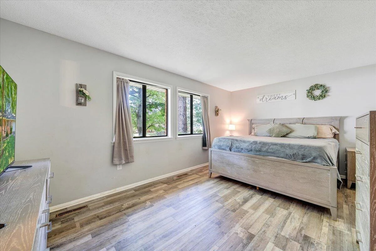 1097 Meadowbrook DR - Photo 13