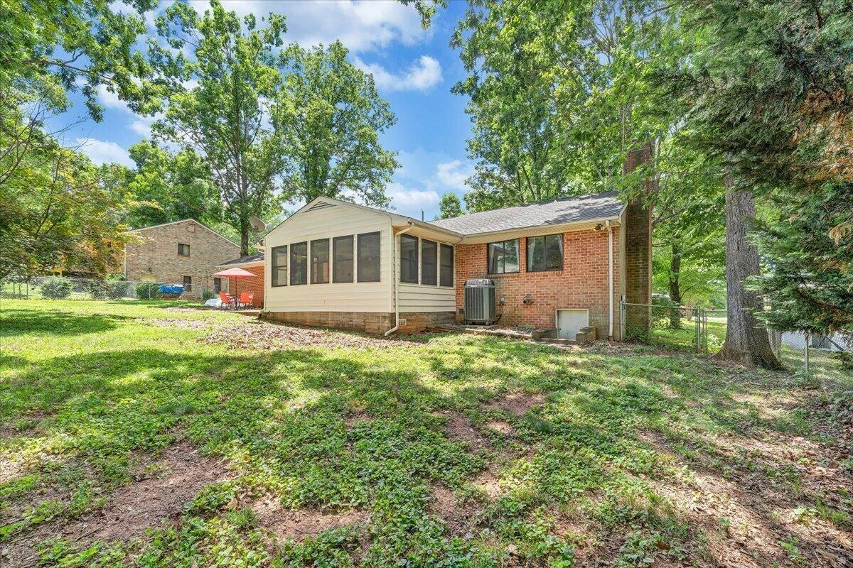 1097 Meadowbrook DR - Photo 27