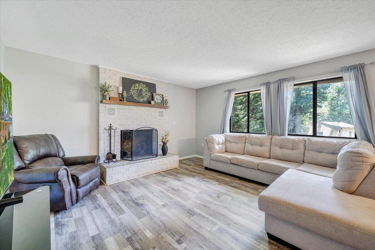 1097 Meadowbrook DR - Photo 3