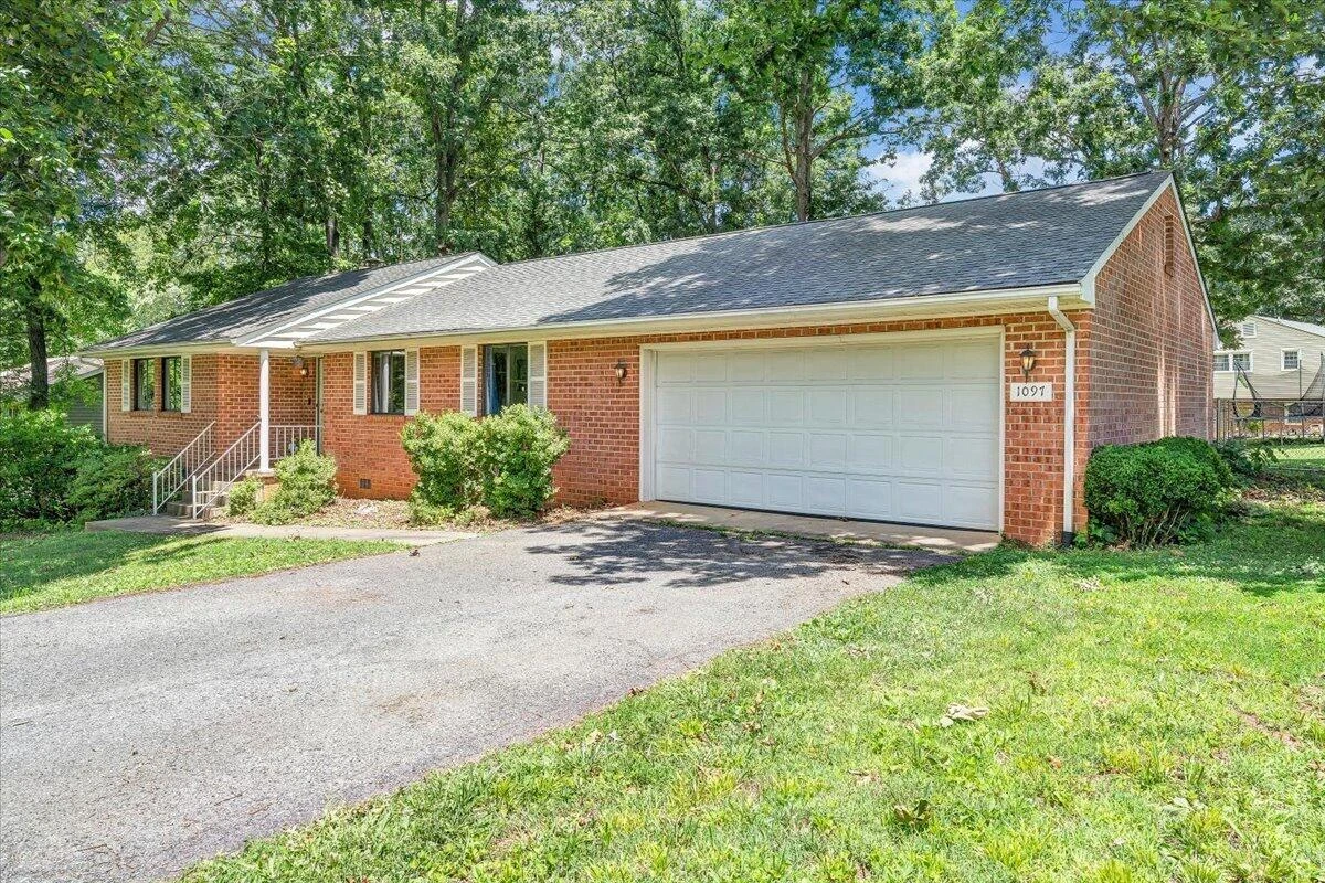 1097 Meadowbrook DR - Photo 30