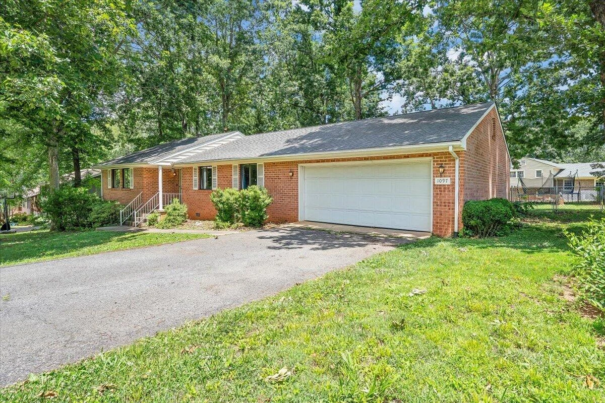 1097 Meadowbrook DR - Photo 31