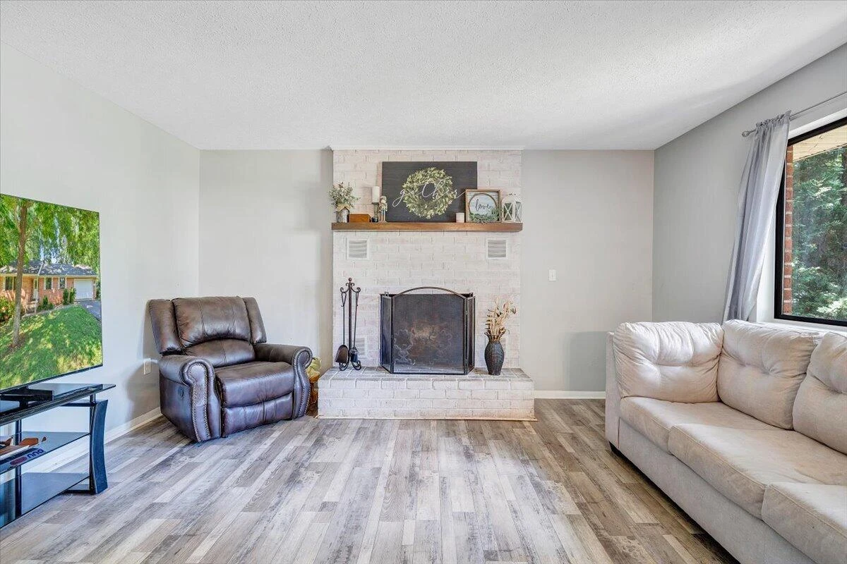 1097 Meadowbrook DR - Photo 4