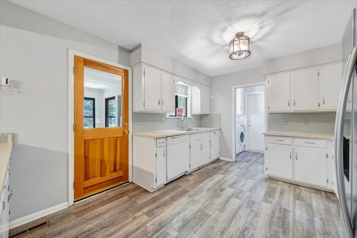 1097 Meadowbrook DR - Photo 8