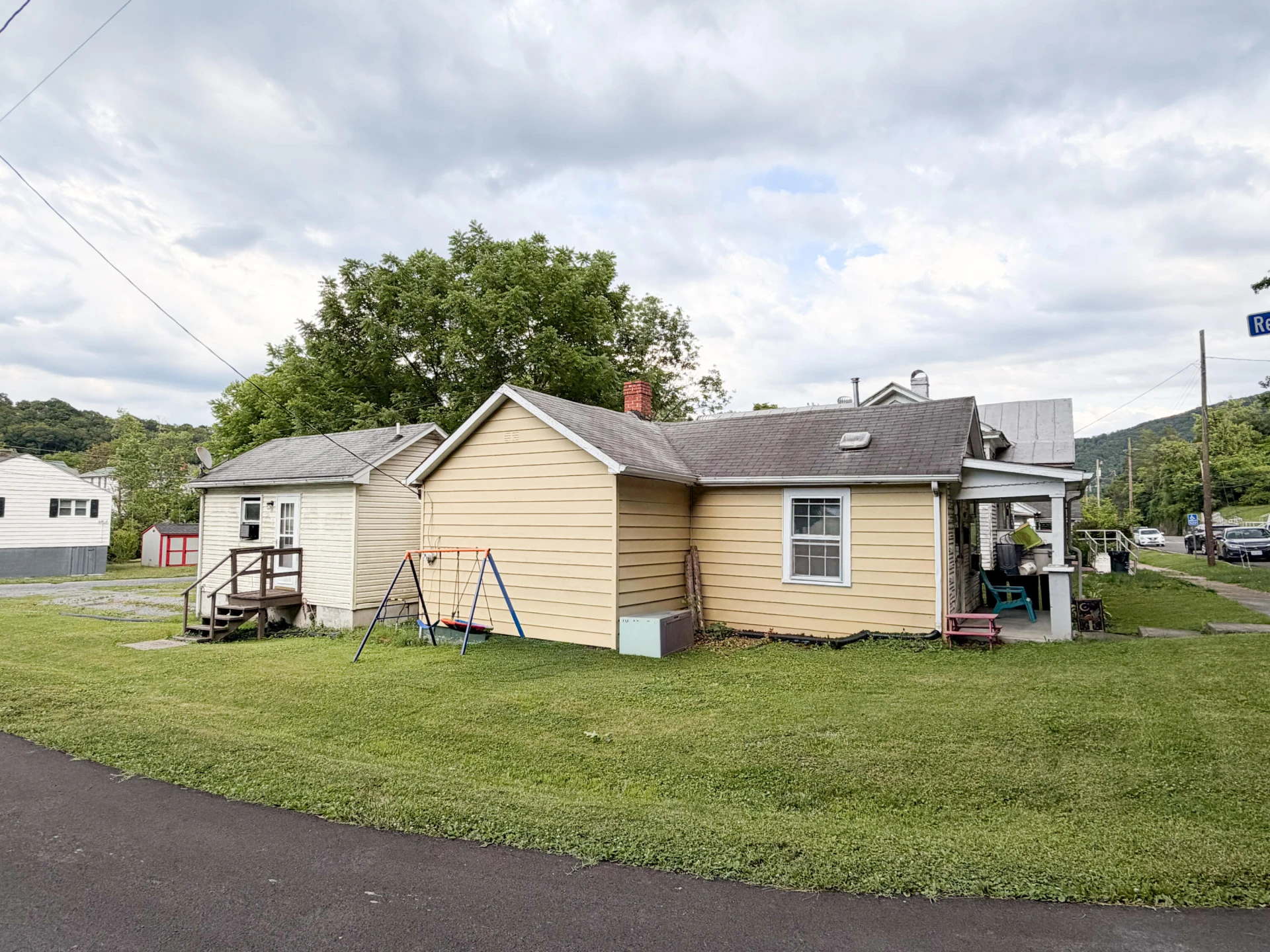836 Brussels AVE - Photo 2